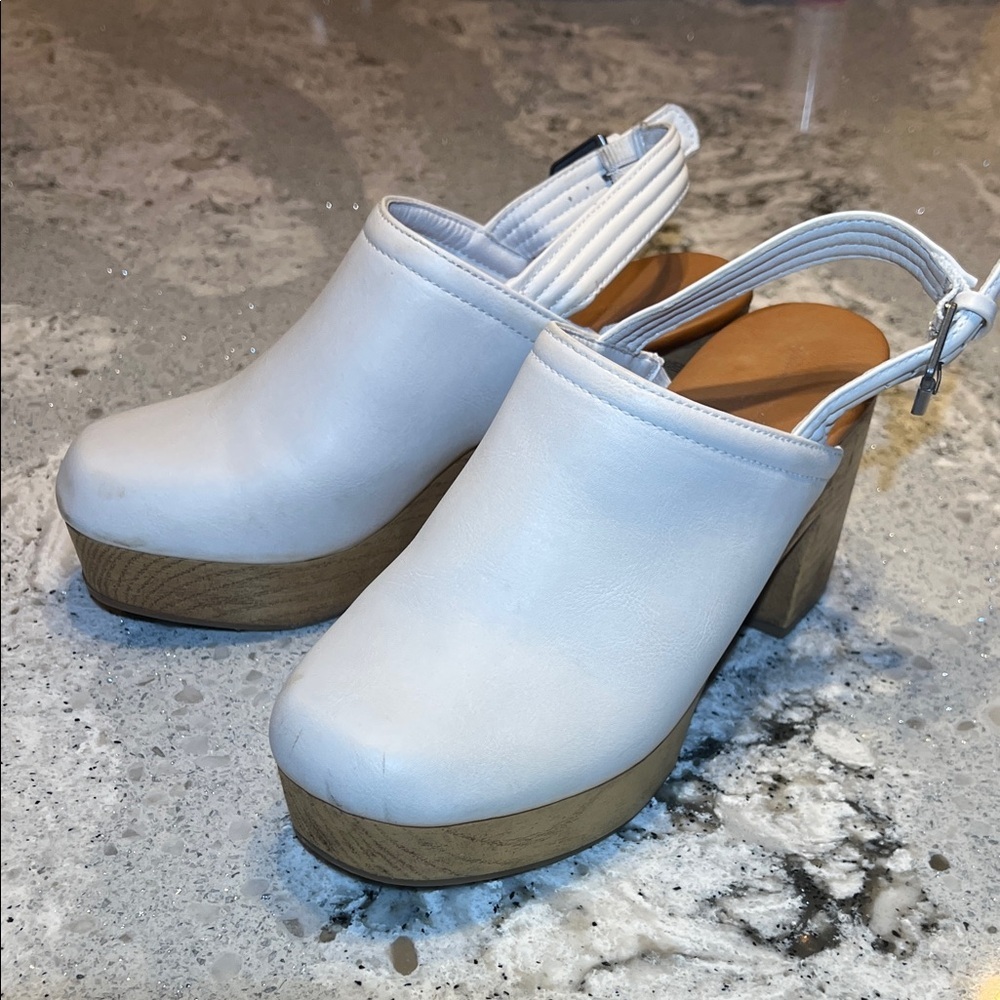 Universal Thread White Mules with Tan Wooden Heel Size 8 - Picture 10 of 10